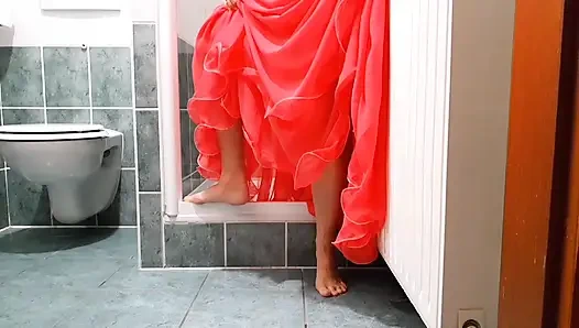 Selena lagi asik mainin memeknya pakai rok mini