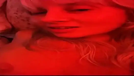 Aku lagi asik ngentot memekku habis-habisan sampai aku crot di dalam