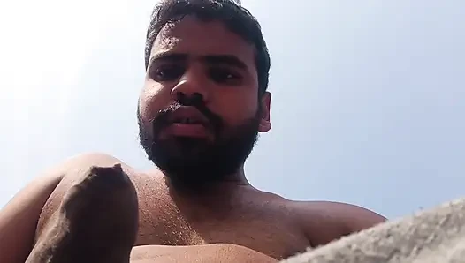 Terasta tam eğlence dolu ateşli bir video izliyorum