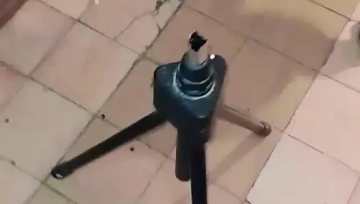 Ayah tiriku membuatku sendirian di kamar mandi fetish