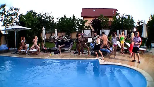 Sarışın açık Havada Grup Seks DP Üçlü Sikiş Festivali