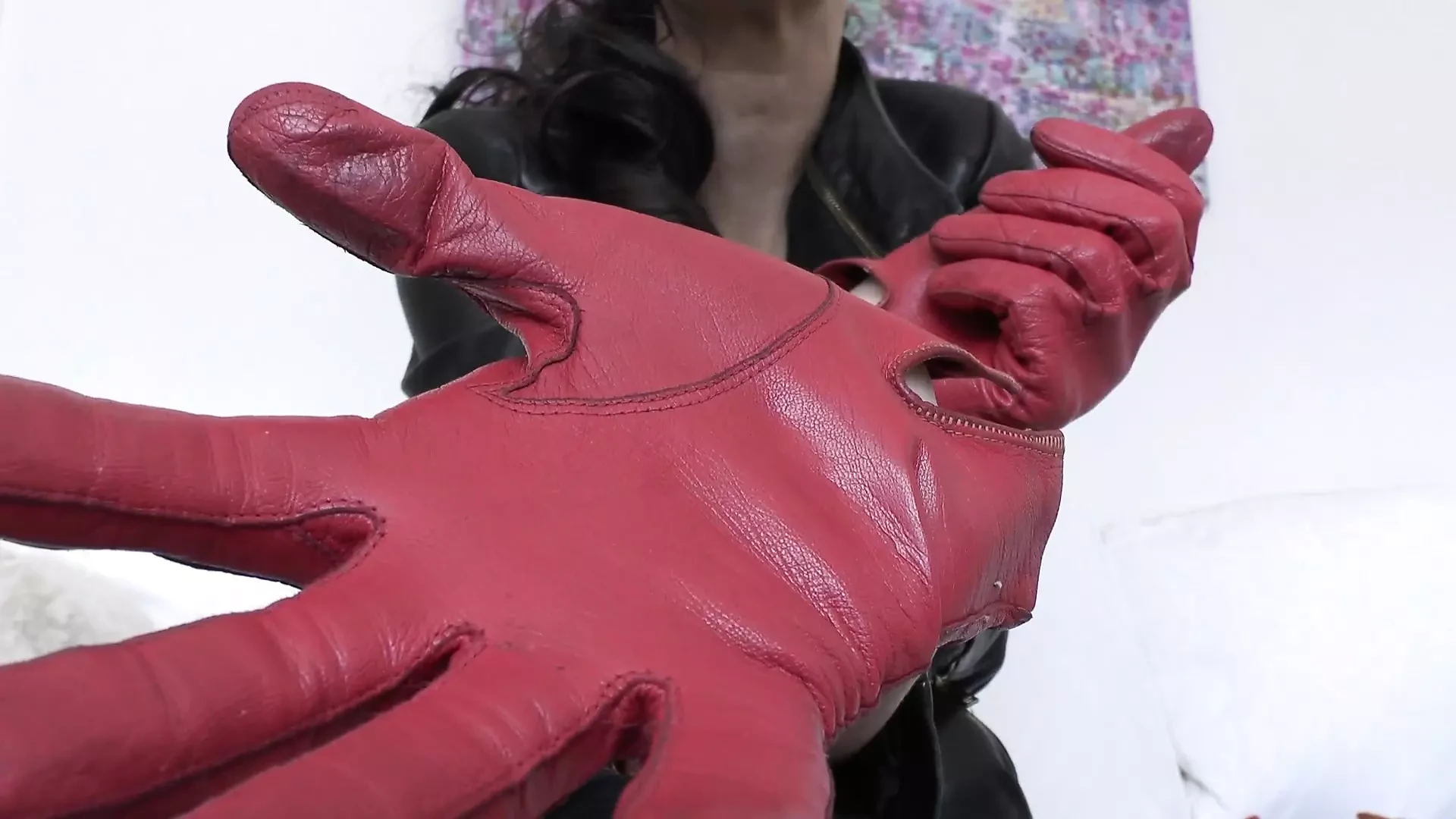 Demostración de guantes de cuero corto y guantes oliendo en primer plano, Lady Victoria Valente