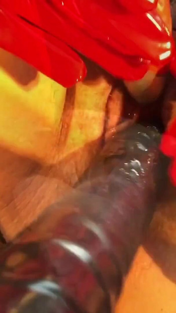 Detik epik dari "pakaian fetish merah, pantyhose hitam, but pergelangan kaki dan dildo"