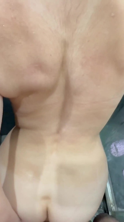 原始和狂野的第一人称视角在淋浴真正的热辣情侣