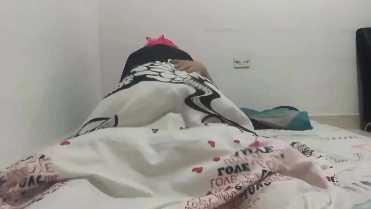 情侣在传教士体位和女上位中激情性爱