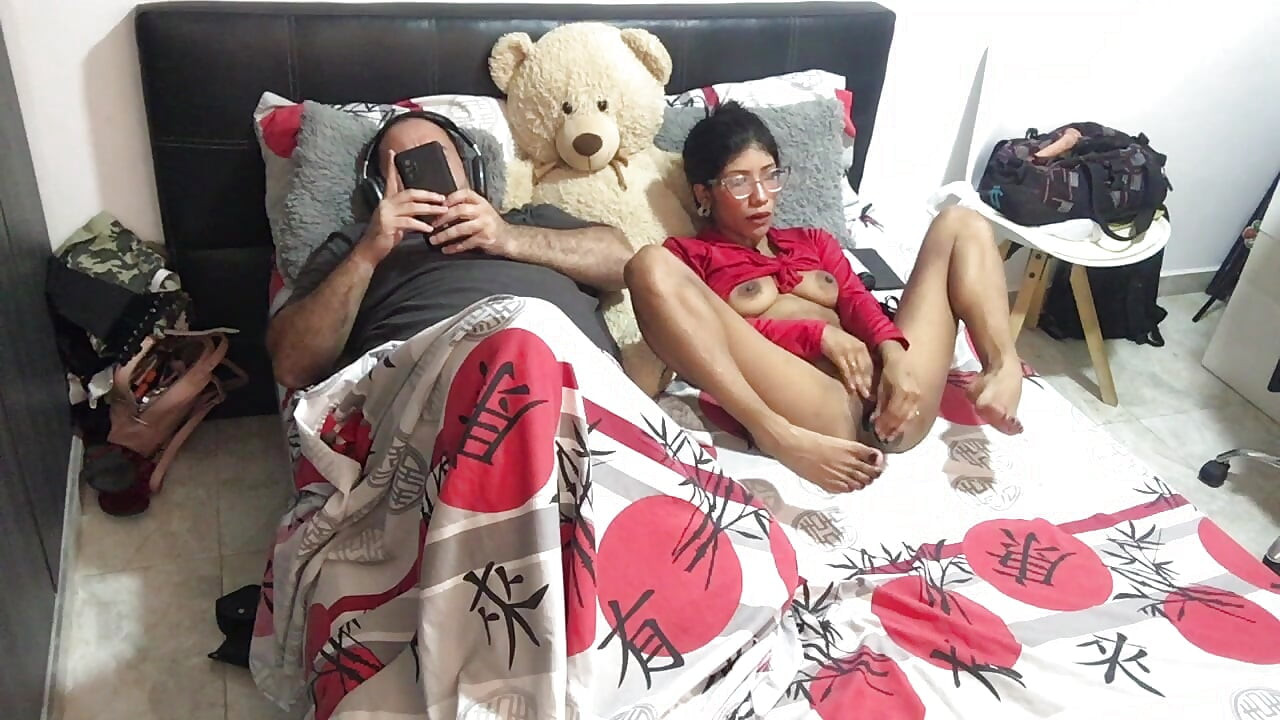 אני מאוננת מול בעלי ומסיתה אותו לקיים יחסי מין.