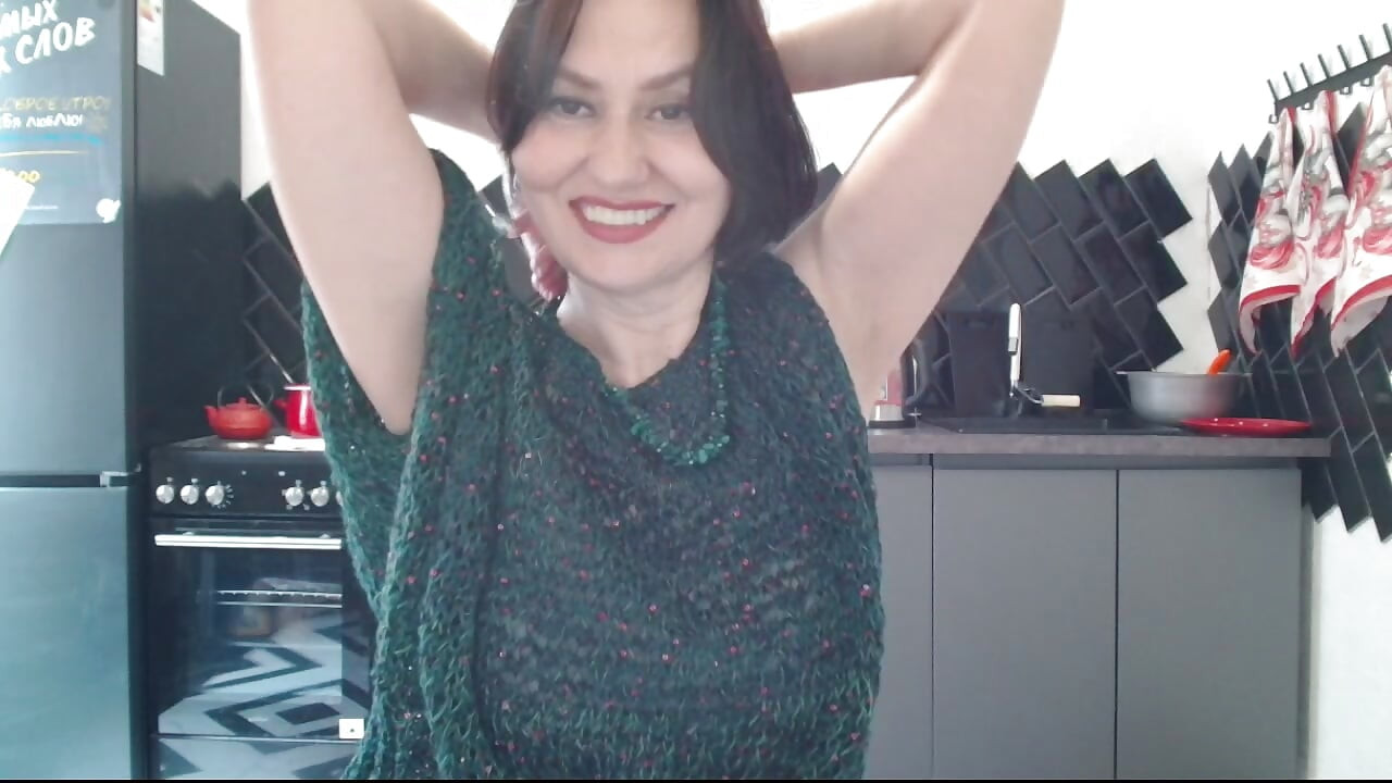 Cuspir nos peitos flui para a boceta peluda