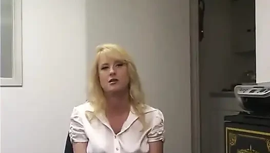 Smart reporter bethany sweet ist bereit, alles zu tun, um aufregendes interview zu bekommen