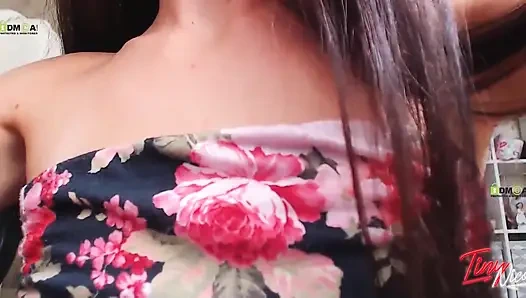 Siswi nakal ini pamer pesonanya di depan kamera