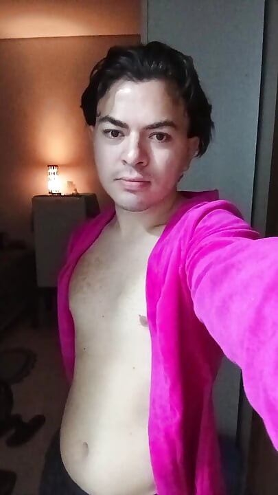 cansado de procurar sua esposa dos sonhos, ele se torna sua própria esposa