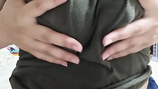 Komm und sieh dir meine sexy großen Brüste und die großen drei an