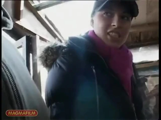 Pirang, pemalu dan terekspos oleh pacar jahat ke dua kancing