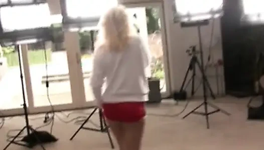 Большой черный член фистит растянутую мокрую киску зрелой блондинки