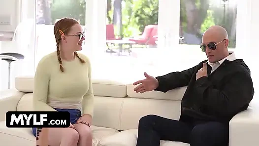 Samantha Reigns ve Maya Wolfe uzayda bir milyardere katılmak için seçmelere katılıyor