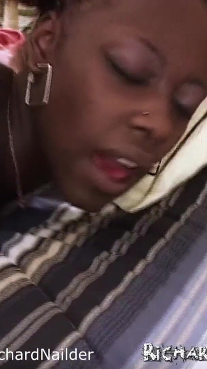 Ο Richard Nailder χύνει στον μαύρο κώλο της ντίβας - πρώτη φορά γαμάει ένα όμορφο έφηβο μαύρο κορίτσι | Κλιπ 2