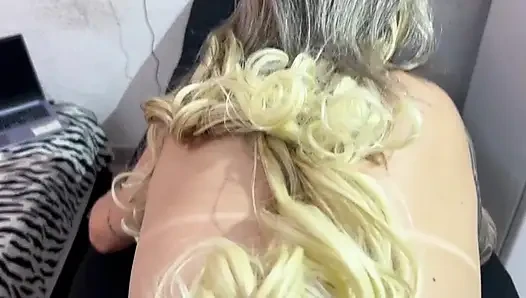 Die freche blondine lutschte meinen schwanz wirklich gut und bat mich, ihre muschi zu ficken.