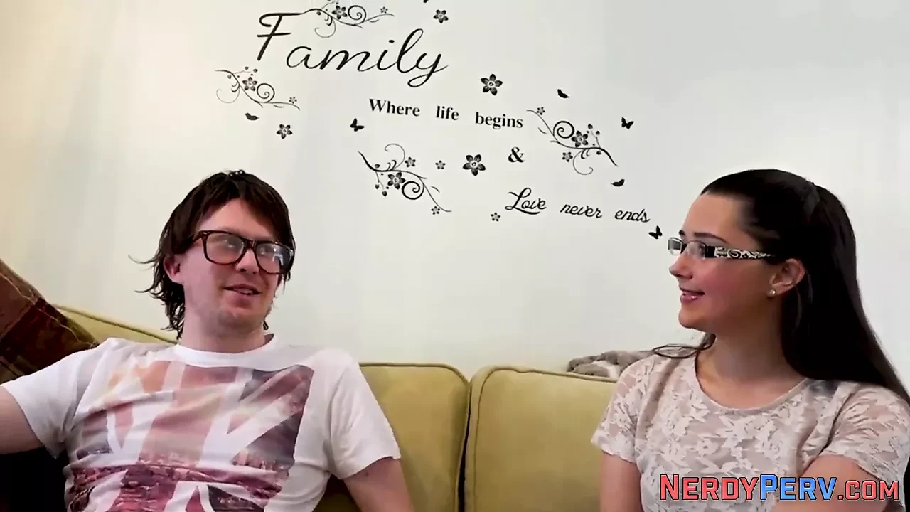 Yorkshire geek jizzes into Brit’s mouth