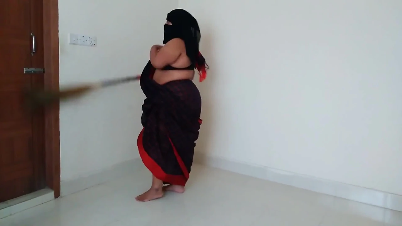 35y Old Sexy Huge Boobs Desi Stepaunty Fucked by a Guy When She Swipeing Room