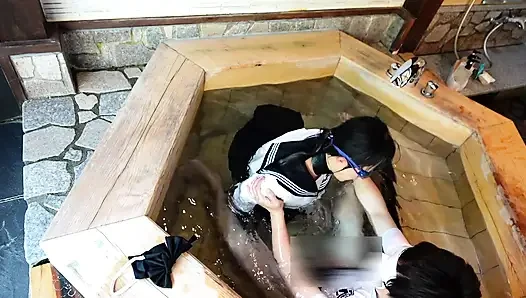 Мокрая форма, сдержанная в ванне и преподавая занятия вне кампуса