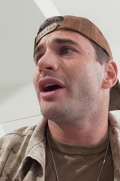 La matrigna MILF fa un pompino salivoso al figliastro militare e un po' di sollievo