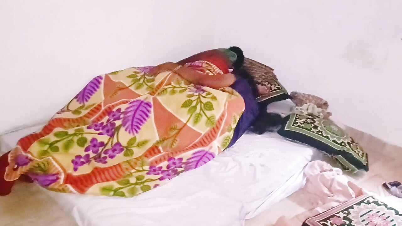 Une belle bhabhi infidèle se tape la grosse bite du petit frère de Husbend. Sexe indien infidèle telugu, dirty talk.