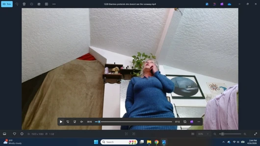 1228 Giantess DawnSkye pretends she doesnt see escaped SMOL, gives him a mesmerizing show