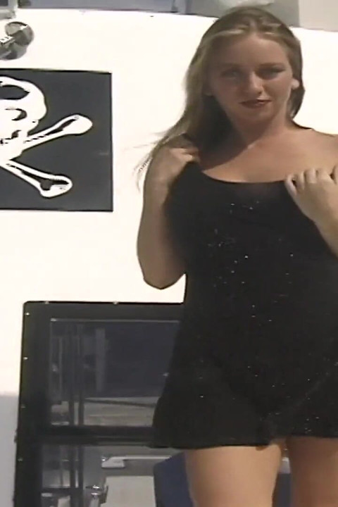 Sve prirodne studentice plešu gole na otvorenom