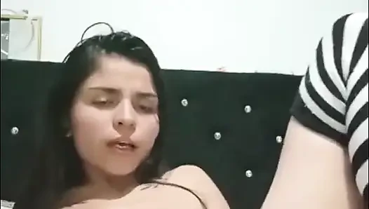 Моя подруга мастурбирует свою для меня