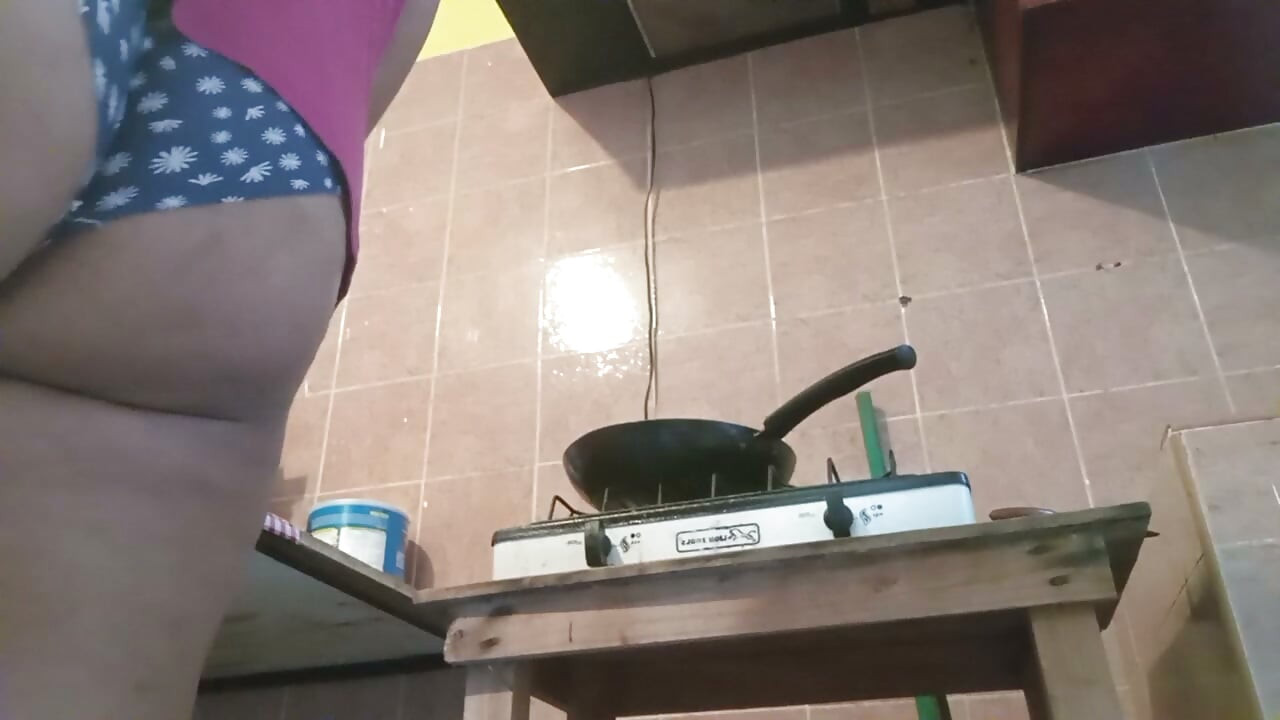 부엌에서 팬티를 입은 통통한 밀프