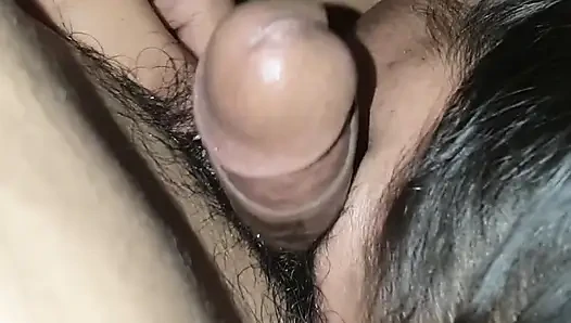 Cewek sange ini datang untuk nonton televisi dan berujung nyepong kontol
