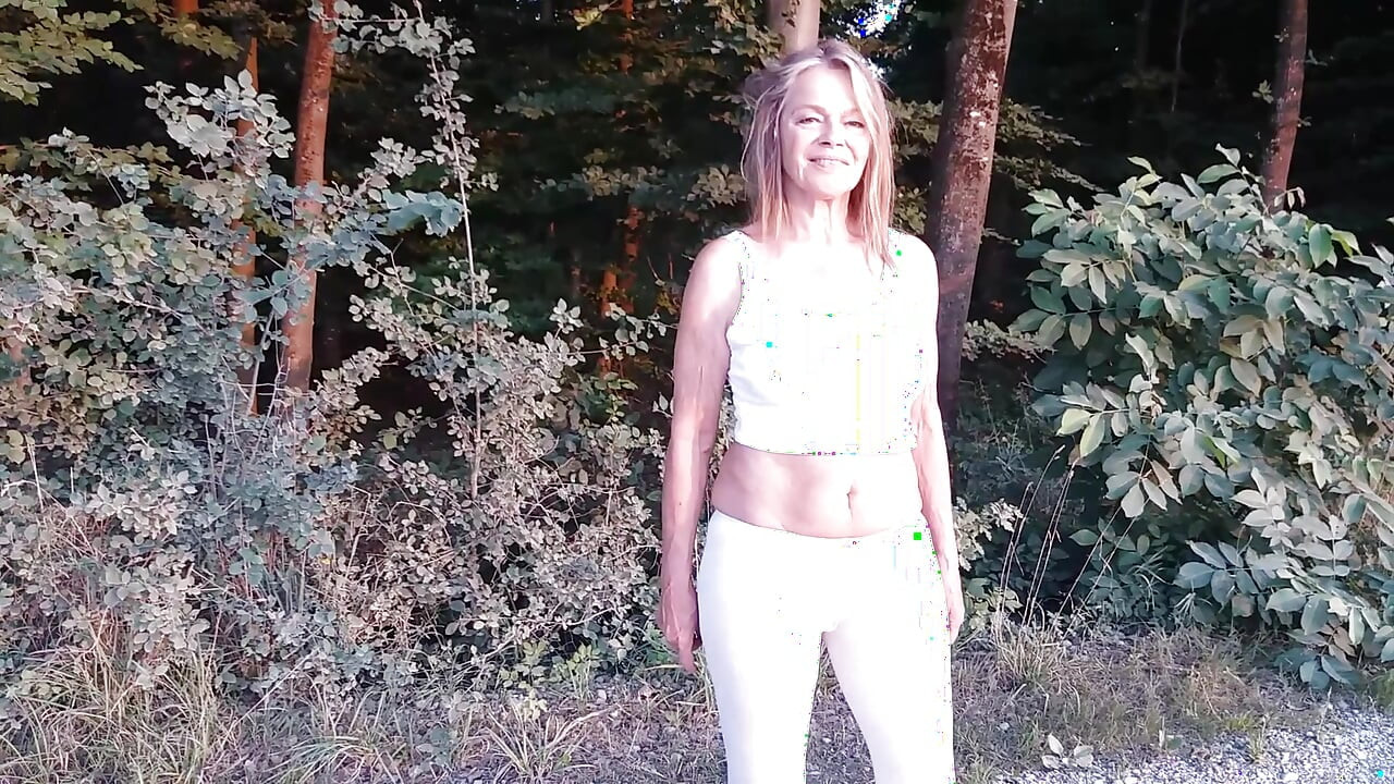 成熟金发女郎穿着紧身裤在外面走动!