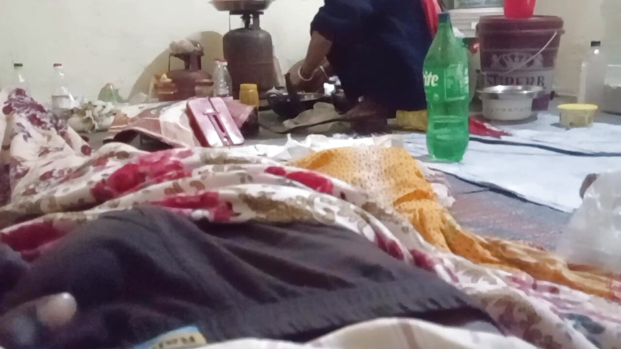 Ik was aan het koken en die man masturbeerde achter mijn rug. Indische Desi jongen en mama