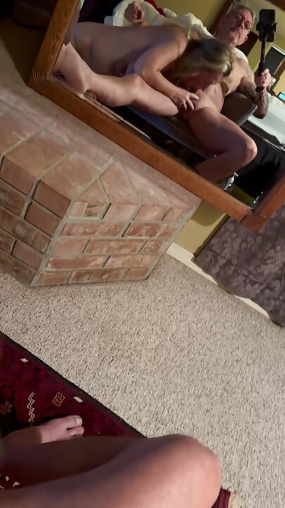 Papà si accarezza il cazzo mentre filma allo specchio, io lo spoglio e lo succhio