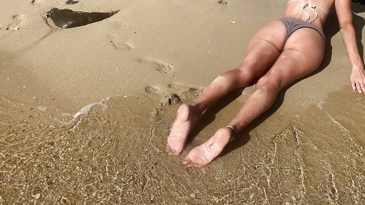 Garota sexy não pode se controlar na praia pública e se masturba sem vergonha