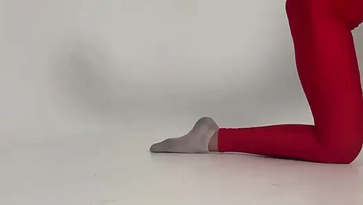 растягивание носки богини в леггинсах