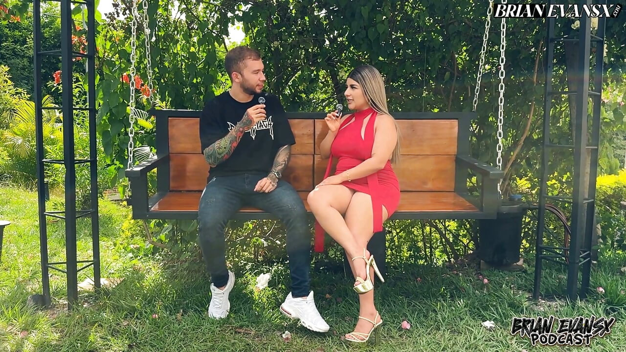 De Colombiaanse blonde Naty Delgado heeft een podcast die eindigt met seks buiten - Brian Evansx