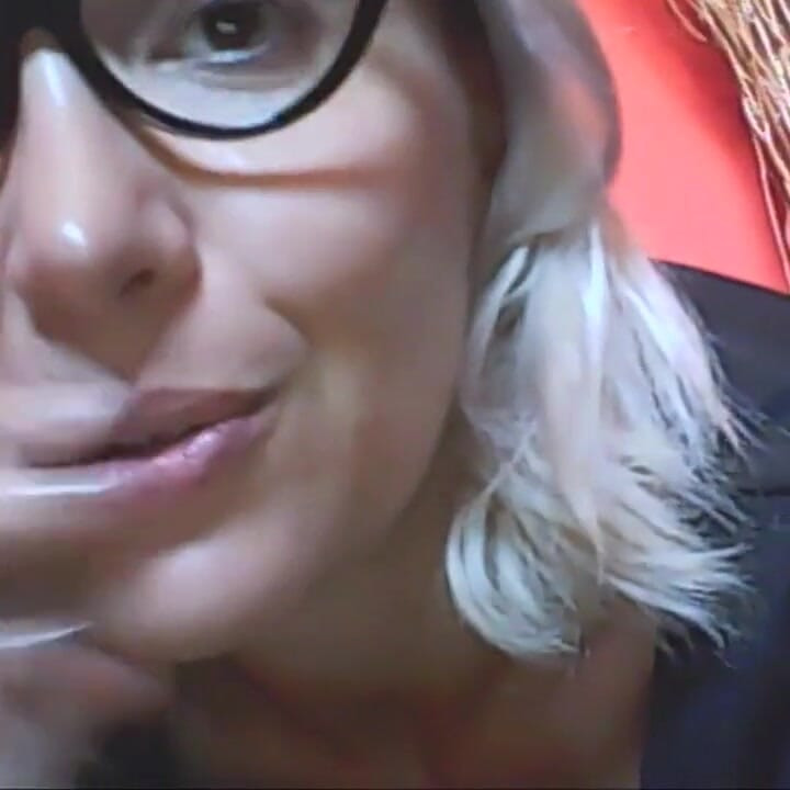 Een echte penisexpert. Chantal krijgt intieme foto's en opmerkingen met wijsheid