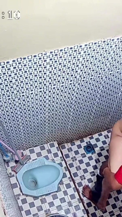 Câmera gravada no banheiro do balconista de minimercado fazendo atos pervertidos | Clipe 1