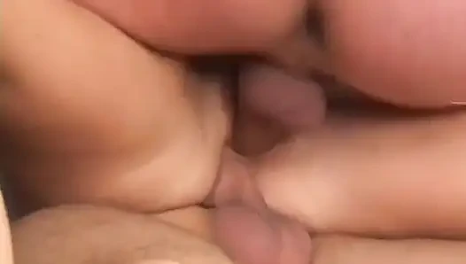 Ateşli tatlı orta yaşlı seksi kadın götü sikilirken domalarak domalıyor