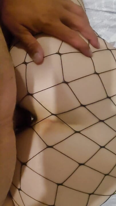 Dikke jongen neukt tattoomeisje met grote kont op zijn hondjes, hard neuken met anale plug