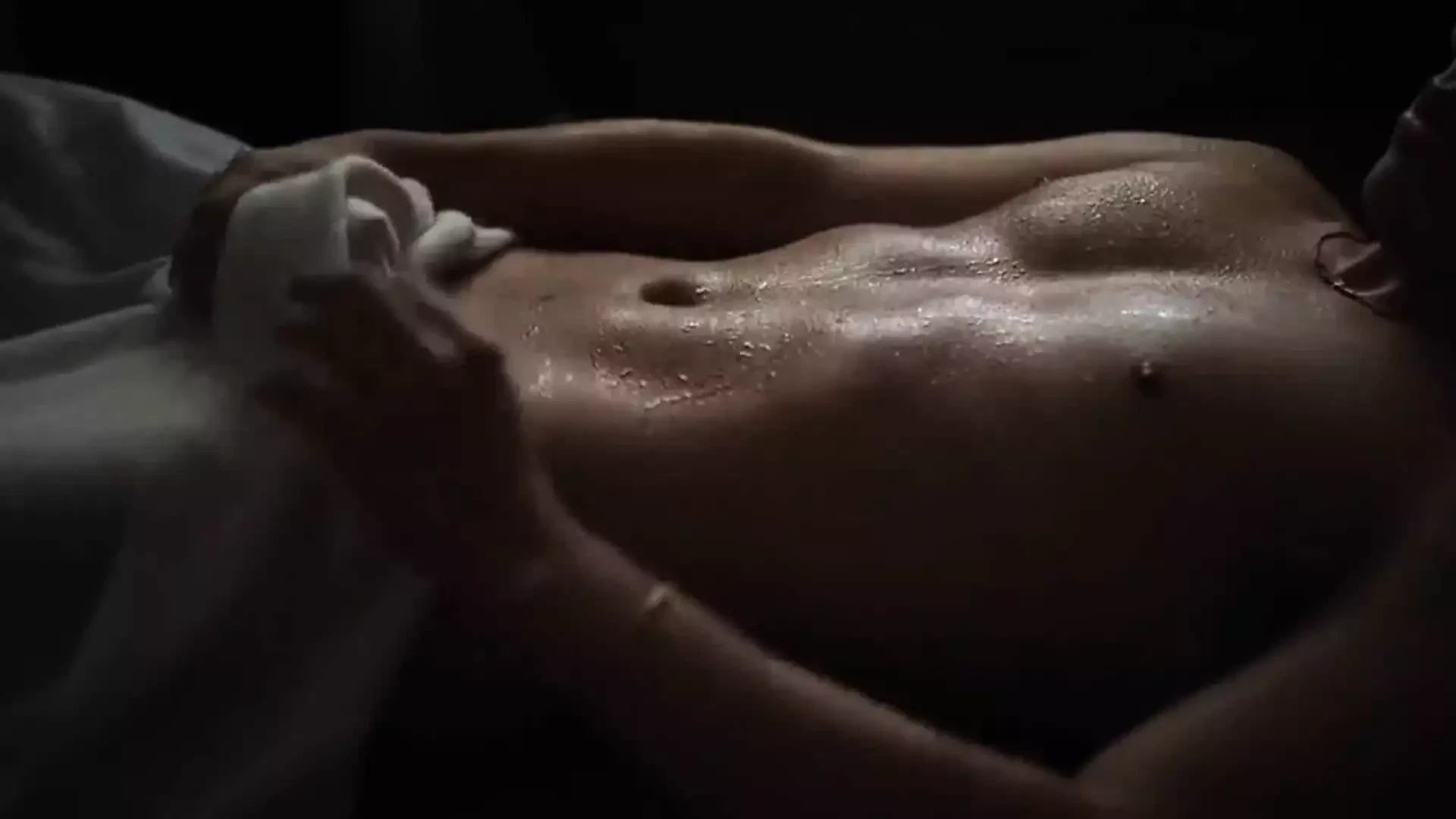 淋浴后我觉得饥渴并自慰