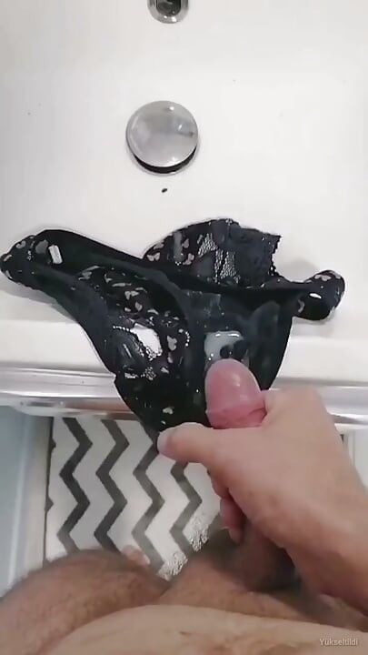 射在脏内裤上
