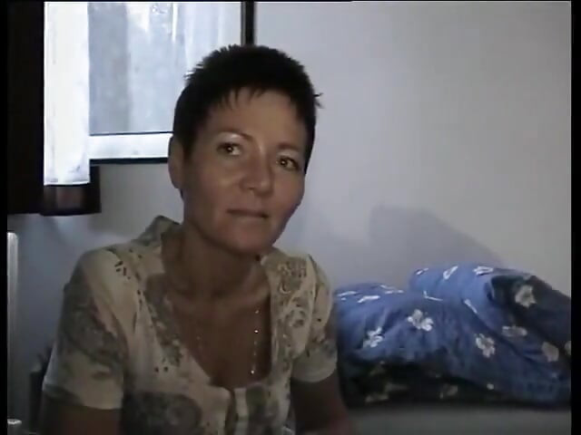 Tiener uit Oost-Duitsland gebruikt voor het eerst een dildo