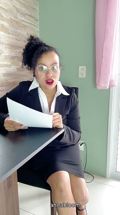 Ruik of word ontslagen van je baas Anna Bloom waardoor je haar scheten ruikt om je baan te behouden
