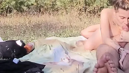 Nyepong kontol di luar ruangan sampai tenggorokan