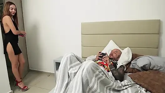 Wanita bersepatu hak tinggi ditembus oleh saudara tirinya sebelum berpesta