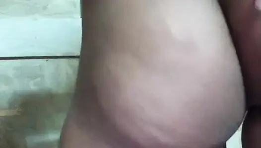 Karımın arkadaşı evde yalnız olduğumuzda her gün içine boşalmamı sağlıyor