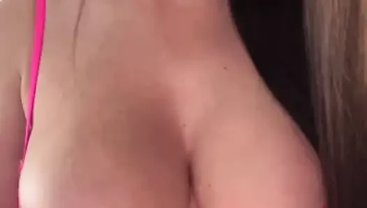 Üvey annemin büyük sütlü göğüslerine boşalmayı seviyorum