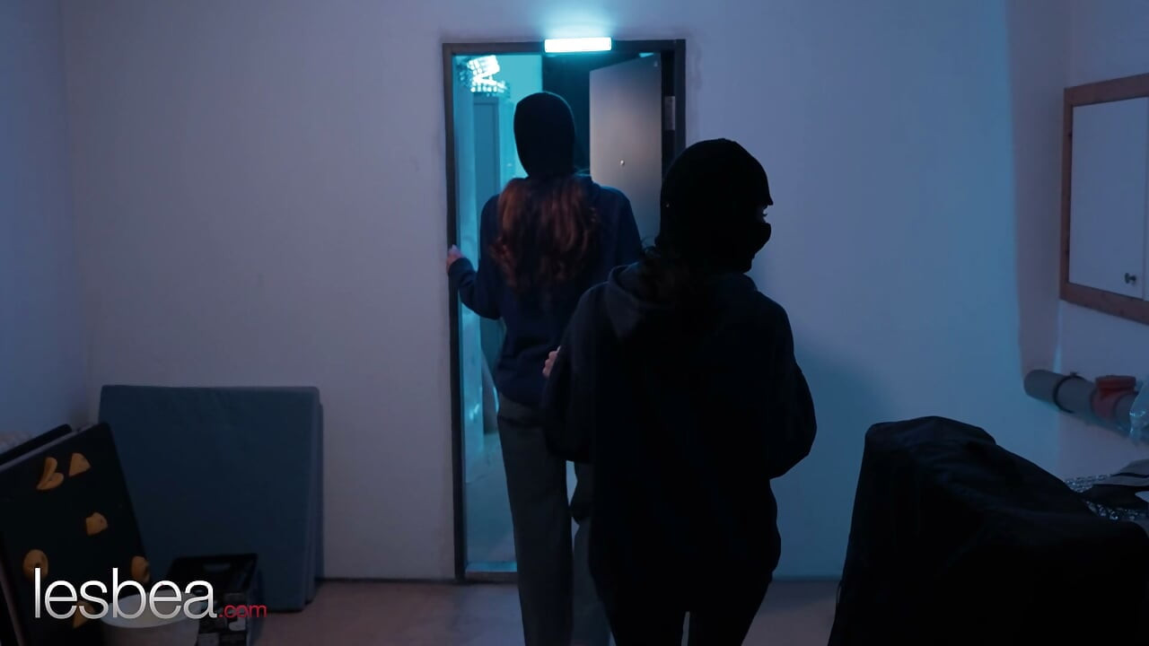Lesbea Garotas más Emily Pink e Violet Viper presas em sexo lésbico tesourando orgasmos