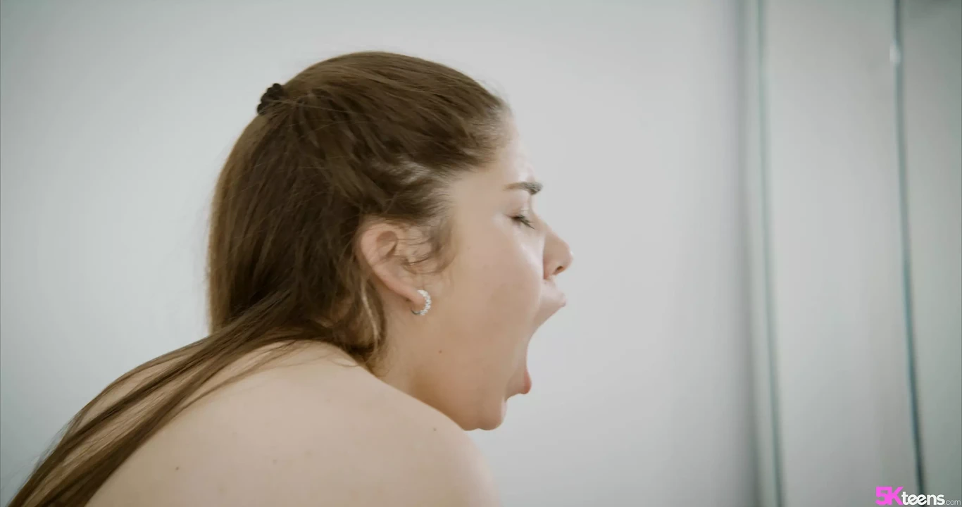 Gozando por toda a curvilínea Chloe Lapiedra